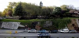 Restos del incendio que se inici� la noche del jueves en el cierre del parque, sobre el mural art�stico de Leopoldo N�voa.