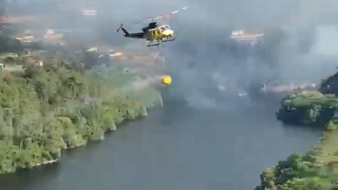 Un helic�ptero que opera en el incendio sobre el r�o Mi�o.