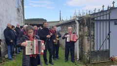 El grupo de m�sica de la UNED S�nior, actuando en el D�a da Recuperaci�n da Memoria celebrado en Mom�n en el 2024