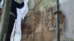 Un aspecto de la restauraci�n de los murales renacentistas de la iglesia de Lobios, que se dio por terminada en febrero del a�o pasado