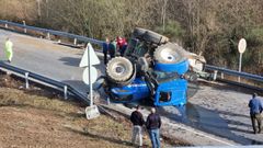 Vuelco de un tractor en la N-640, en Castro de Rei.