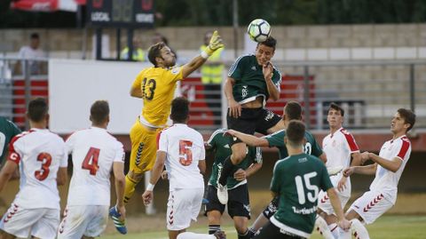 Christian rematando un c�rner