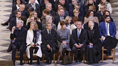 Los expresidentes franceses Nicolas Sarkozy (con su mujer, Carla Bruni) y Francois Hollande, secundaron al recin destituido primer ministro ministro, Michel Barnier, y su esposa, Isabelle Altmayer, en la primera fila de los bancos de invitados