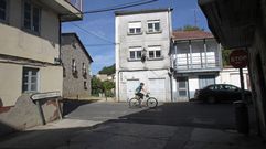 Al fondo, las dos casas adquiridas por el Ayuntamiento en la calle Santa Clara