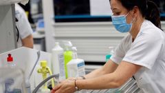T�cnicos sanitarios del Hospital Universitario Central de Asturias (HUCA), trabajan en el interior de la cabina de seguridad del laboratorio de virolog�a de este centro de referencia del Principado
