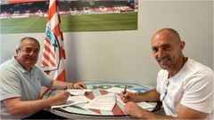 Munitis, firmando su contrato.
