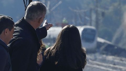 Los reyes observan los vagones siniestrados en el accidente de Adamuz