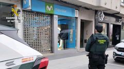 Un agente de la Guardia Civil, ante el establecimiento donde se produjeron los hechos.