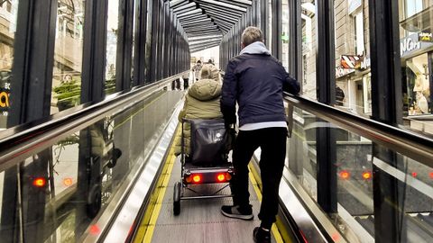 Foto de archivo de una mujer subiendo una rampa en Vigo en silla de ruedas