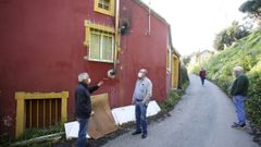 Vecinos de Serantes, al lado de la casa en la que fue asesinada Amalia Orjales Beceiro 