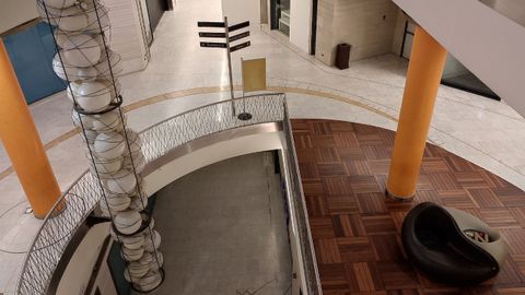 Interior de la galer�a comercial del edificio Calatrava en Oviedo, cerrada desde 2019 y recientemente adquirida por el Ayuntamiento.