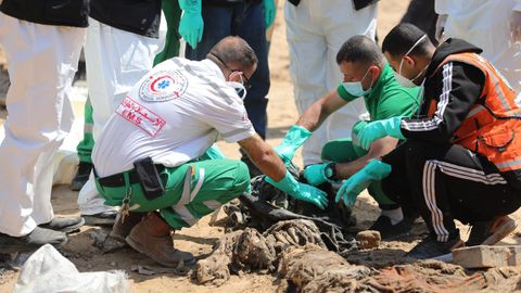 Equipos de sanidad palestinos buscan cuerpos entre los escombros del Hospital Al Shifa.