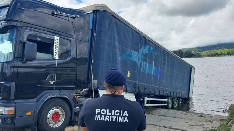 Agosto del 2026. Es la misma cabeza tractora que cuatro a�o antes encall� en una rampa de Vilaboa, sin que entonces se arrestara al conductor o al due�o de la empresa propietaria del veh�culo. En esta ocasi�n, la planeadora tuvo un problema en el agua y no pudo salir mar adentro para alijar. 