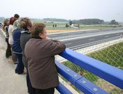 Vecinos observando la circulaci�n por la autov�a del Cant�brico a la altura de Luarca. 
