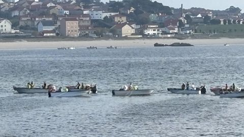Marineros faenando en la ra de Arousa