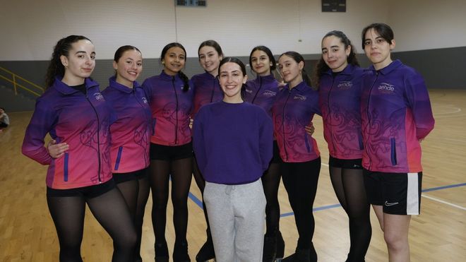 La entrenadora del club Aehde de O Carballi&ntilde;o de patinaje, Nieves Gonz&aacute;lez, con el grupo que competir&aacute; en Guadalajara este fin de semana