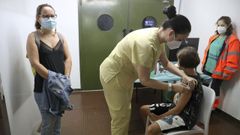 Un ni�o recibe la vacuna contra el covid-19 en Santiago