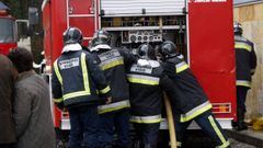 Imagen de archivo de los bomberos de Vigo en un incendio en unas naves industriales