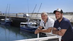Jos� Juan (esquerda) e Javier Lesteg�s, coas s�as lanchas detr�s no porto de Foz