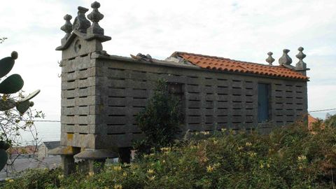 Con dos due�os, este horreo est� bien mantenido en una mitad, y descuidado en la otra