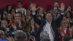 Besteiro, entre Pedro Sánchez y Carmela Silva, en el último mitin, en Santiago