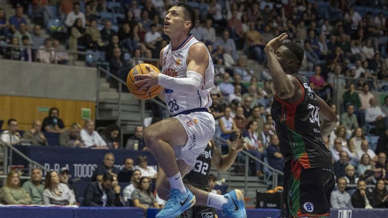 Barcello y Johnson en el partido disputado en Sar por el Obradoiro y el Cantabria