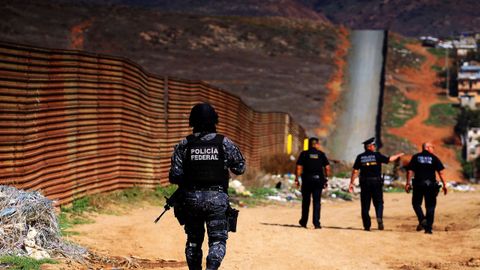 Polic�as federales custodian la valla fronteriza que delimita M�xico con Estados Unidos en el estado de Tijuana