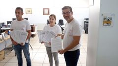 Los representantes de la ANPA Santa Uxía entregaron las firmas recogidas en el registro de Ribeira