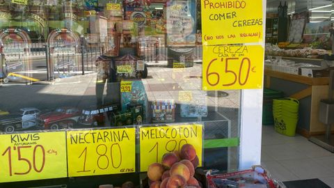 El cartel de «prohibido comer cerezas» que llama la atención de los viandantes.