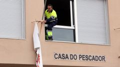 Portos retira la pancarta de la manifestaci�n en contra de la mina de Touro de la cofrad�a de Vilanova