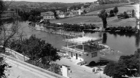 Vista del Fluvial cuando se estaba construyendo la piscina del caneiro