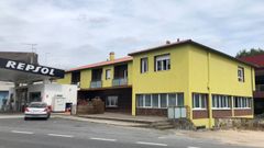 El edificio en el que viven 49 trabajadores de Surexport en Guitiriz.