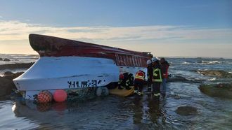 El pesquero volcado en Cami�a desde el helic�ptero Pesca 1
