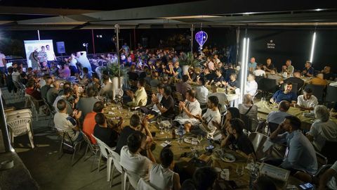 Todas las imágenes de la fiesta de fin de curso de Afiador.Los asistentes a la velada, durante el reconocimiento al periodista Roberto Carlos Carballo, por su colaboración con ellos en sus distintas actividades