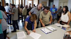 Imagen de archivo de la recogida de firmas en el a�o 2016: se hab�an reunido 9.000 en contra del proyecto