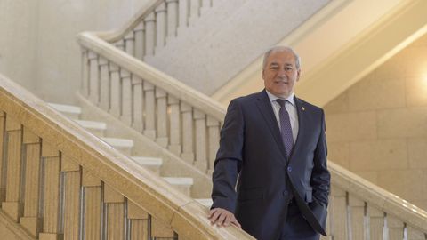 José Tomé, en una foto de archivo en las escaleras de la Diputación de Lugo