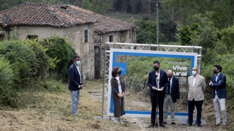 Detalle de la presentaci�n, en un n�celo abandonado de la parroquia de Mill�n