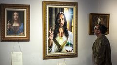 El artista pontevedrs Elohim IA frente a una de sus obras