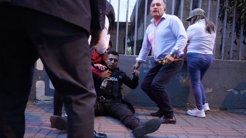 Un polica herido durante el tiroteo en el que ha fallecido el candidato a la presidencia de Ecuador Fernando Villavicencio