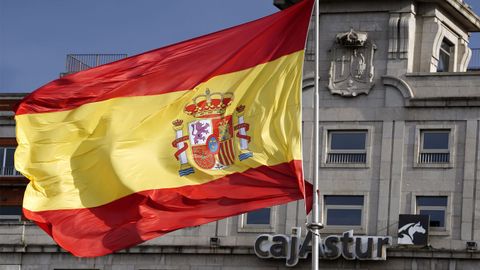 Vista de la bandera de Espa�a en la plaza de la Escandalera de Oviedo
