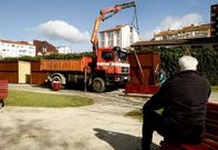 Imagen del traslado de las casetas al Parque dos Condes, en febrero del 2011.