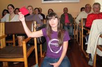 El p�blico ocup� la mayor�a de las sillas del sal�n de pleno y levant� tarjetas rojas al gobierno. 