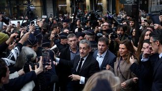 El pblico lo esperaba ante la librera para corear su nombre. La presentacin tuvo lugar en una cntrica librera de Pars, cercana a la casa del expresidente, que se encontr con muchos admiradores agolpados en la calle, aunque dos representes de Femen protestaron contra su libertad.