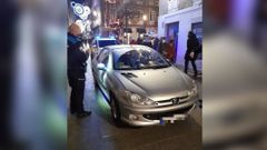 El coche inmovilizado en la r�a de San Pedro.