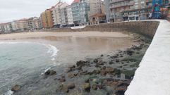 Rocas que quedaron a la vista en uno de los extremos de la playa de Silgar, en Sanxenxo, por el arrastre de arena con los temporales