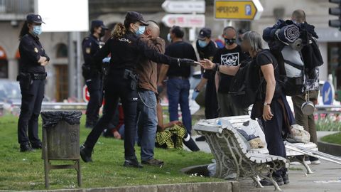 Agentes de la Polic�a Nacional y de la Local, en uno de los controles conjuntos que realizan cada d�a en el centro de Santiago