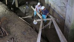 Dos operarios inician los trabajos para restaurar y musealizar la cloaca 