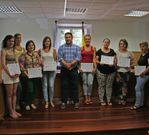 Varias de las alumnas posan con el certificado en mano