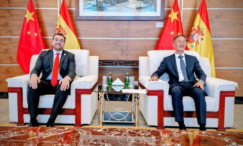 El presidente del Principado, Adri�n Barb�n, y el embajador de China.