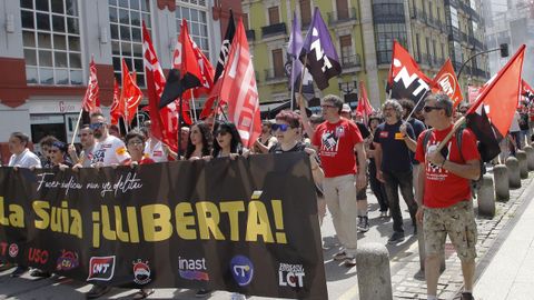 Una multitudinaria manifestacin ha recorrido este domingo las calles de Gijn en apoyo a las seis personas conocidas como 'las seis de La Suiza', que fueron condenadas a tres aos y medio de prisin por coacciones al propietario de una pastelera de la ciudad, para reclamar que no se les aplique la pena privativa de libertad. EFE/Juan Gonzlez.